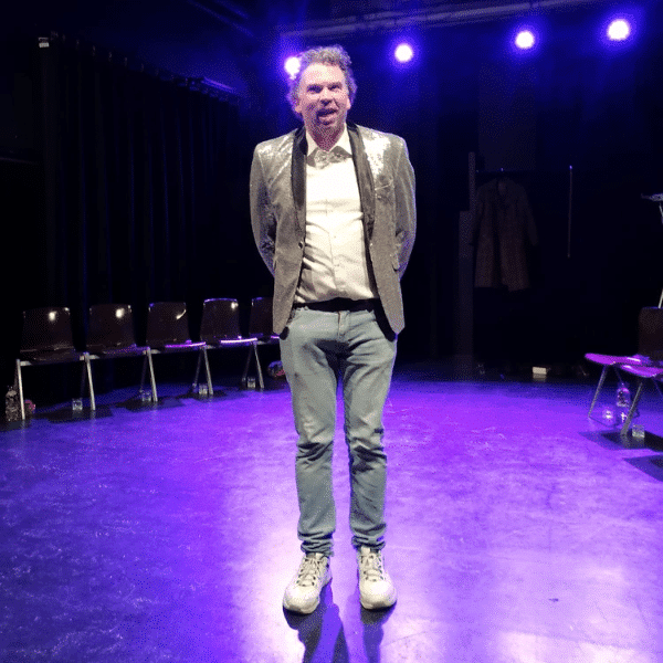 Presentator theatersport Presentator Sicco tijdens een theatersport wedstrijd
